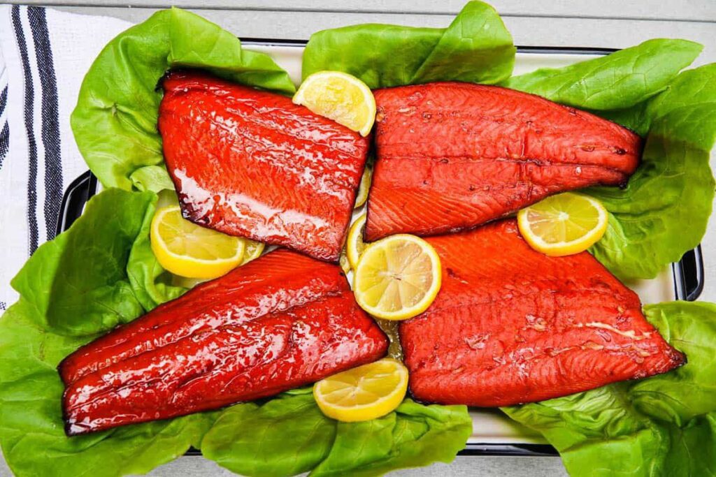 Preparation of smoked salmon with lemon slices and vegetables.